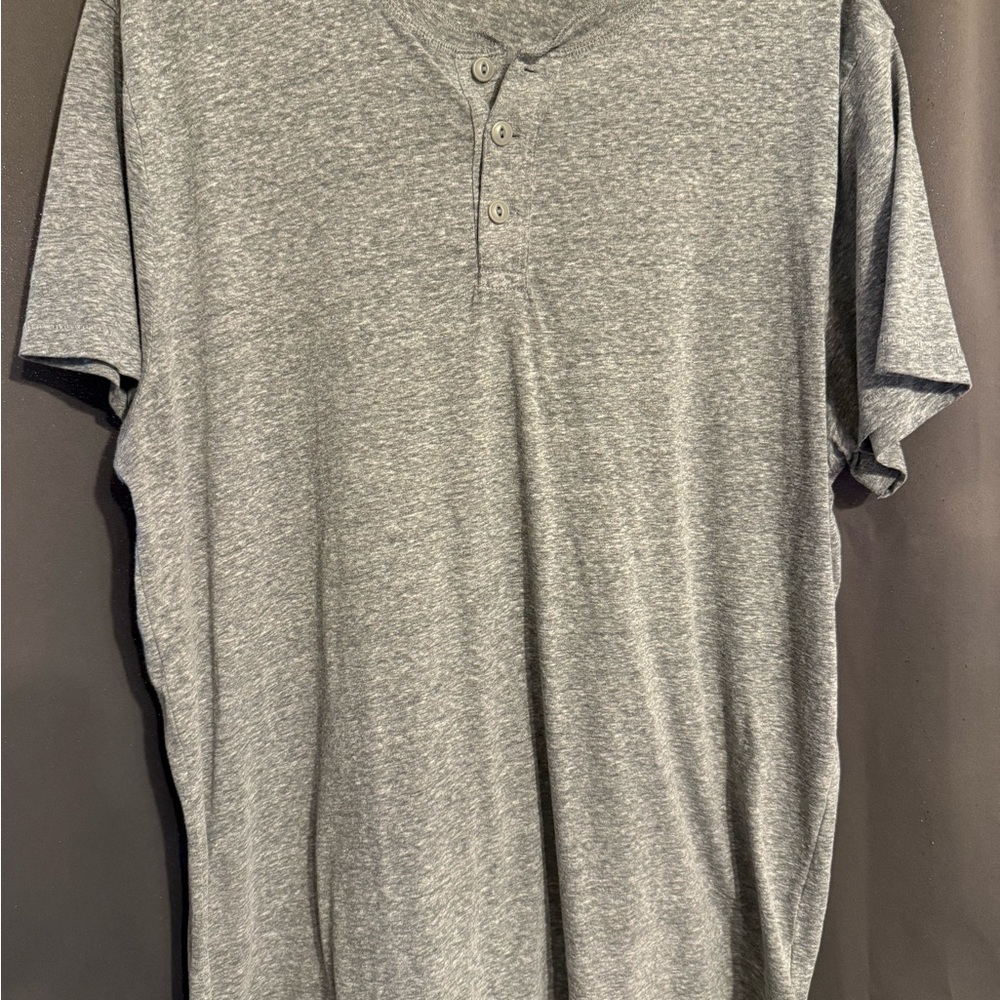 Old Navy Men's Heather Gray Short-Sleeve Henley Shirt. Size XL. Great condition.